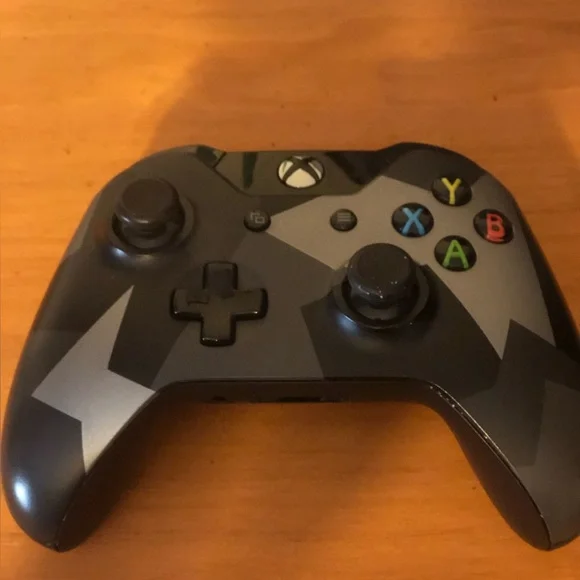 Xbox One Controllers - Picture 3 of 6